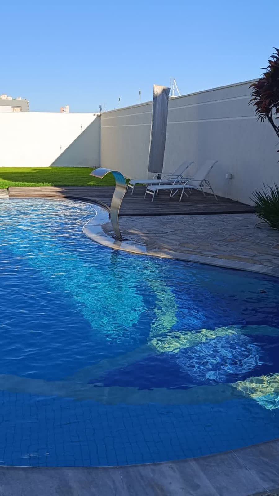 A mesma piscina com a água cristalina após o tratamento com sal